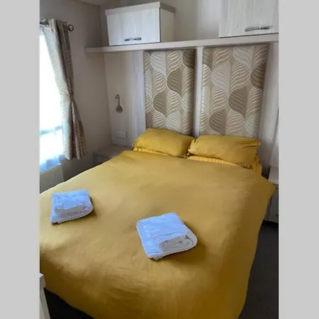 Modern Static Holiday Home Only 7 Miles From York Sleeps 6 Apartment *