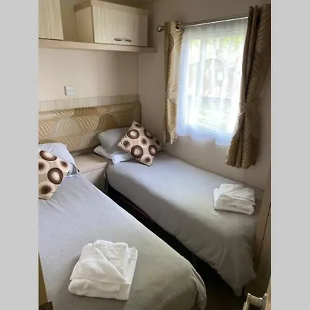 Modern Static Holiday Home Only 7 Miles From York Sleeps 6 Apartman